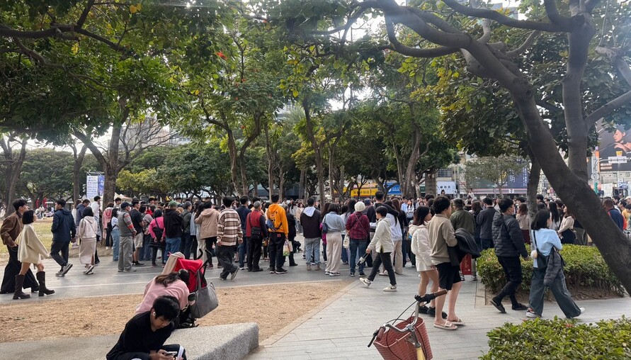 台灣生育率全球墊底！0.7人創新低，學者揭「不敢生」兩大元凶：薪資停滯、職場不友善