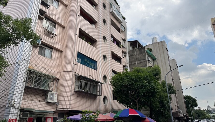 樓上漏水死不認，法院判「拆浴室重做」！鑑定報告打臉：含水率飆13倍