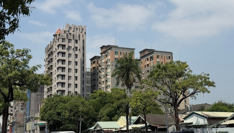保單解約潮暴增！富哥提醒：棄保奔股可以賺快錢，但別忘了風險也跑更快
