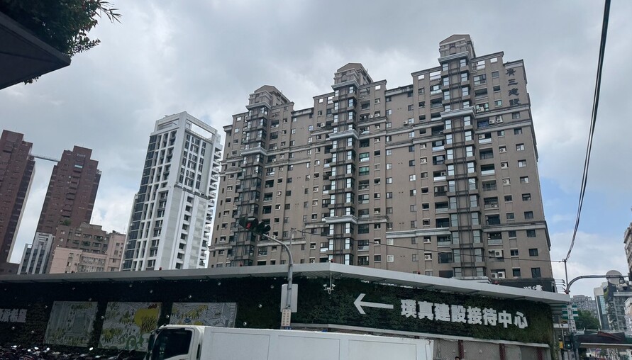 利率連九凍、房市管制不鬆綁！專家揭真相：不是房貸少了，是錢改往股市衝