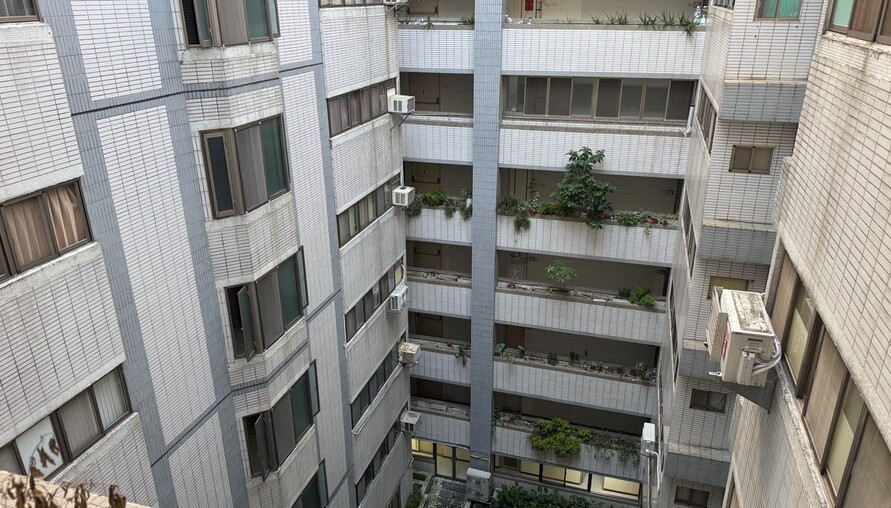 日租套房闖進社區！住戶怒：每天陌生人拖行李進出　安全誰負責？