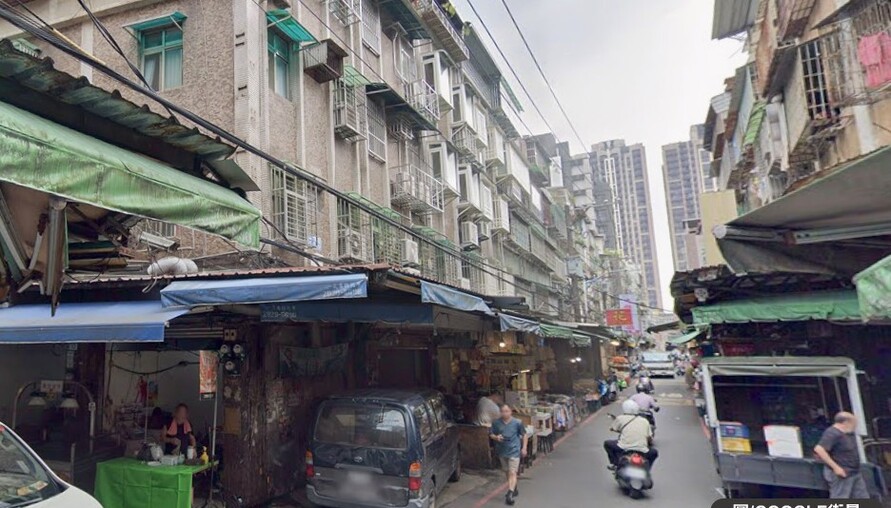 板橋「國泰晶華」騎樓遭店家占用18年！收租千萬全進私人口袋 住戶怒控：市府三不管（M傳媒房產中心）