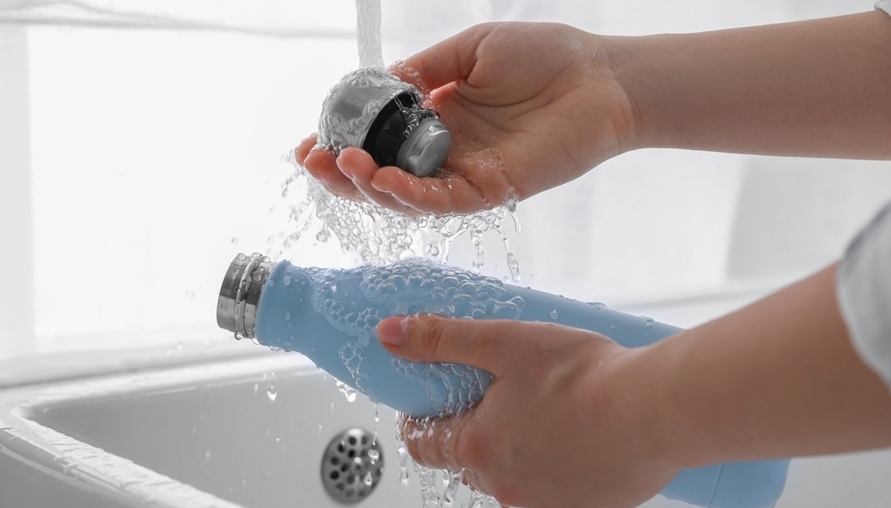 孩子的水壺只裝白開水，用清水沖洗就可以？醫師提醒：清水洗不掉細菌