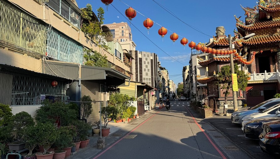 透天邊間疑似持續下陷！屋主驚見地面大洞、磁磚裂開　消防栓還被撞歪