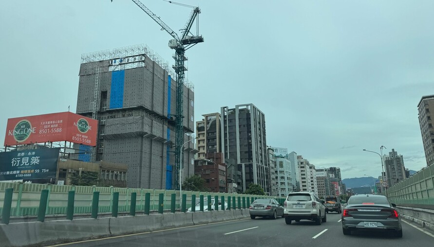 北市預售市場「推案腰斬、解約升溫」！Q2申報戶數暴跌56% 建商縮手「小宅試水溫」 專家：股市吸金，解約潮恐山雨欲來