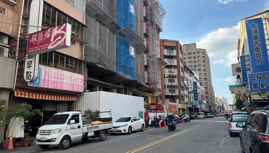 建照大減28%、使照卻衝近10年次高！信用管制壓推案、交屋潮擠市場　房市進入「前縮後塞」新局