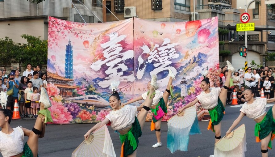 24萬人擠爆台中！5國舞團嗨翻4行政區 踩舞嘉年華熱力落幕  10年跨國情誼感動全場 台體大生與日本舞團共演 寫下「以舞會友」佳話