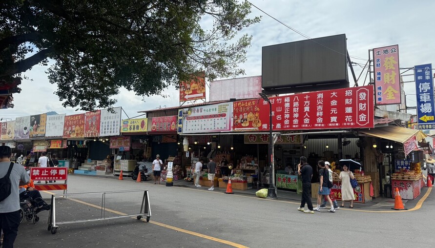 全台老街複製貼上！走到哪都賣一樣的東西！租金炒高、小店倒光、居民崩潰