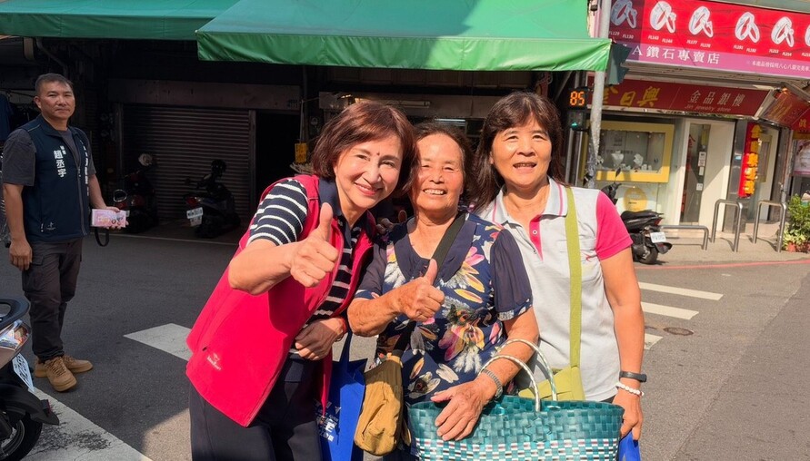 黃馨慧攜手江啟臣掃西屯市場 攤商遞喉糖加油：府會雙贏，台中再升級