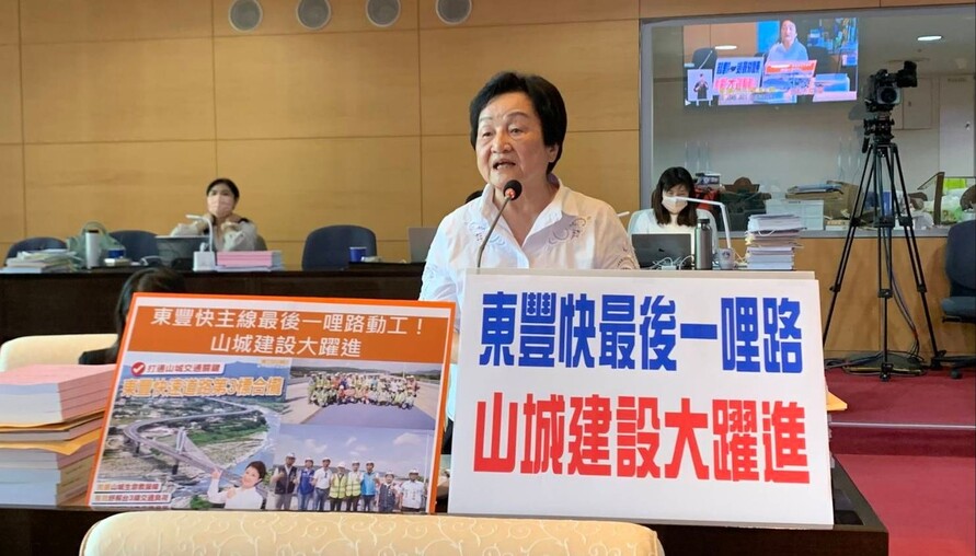 從政49年最後總質詢 張瀞分緊盯豐原建設 盧秀燕盛讚：豐原媽祖婆