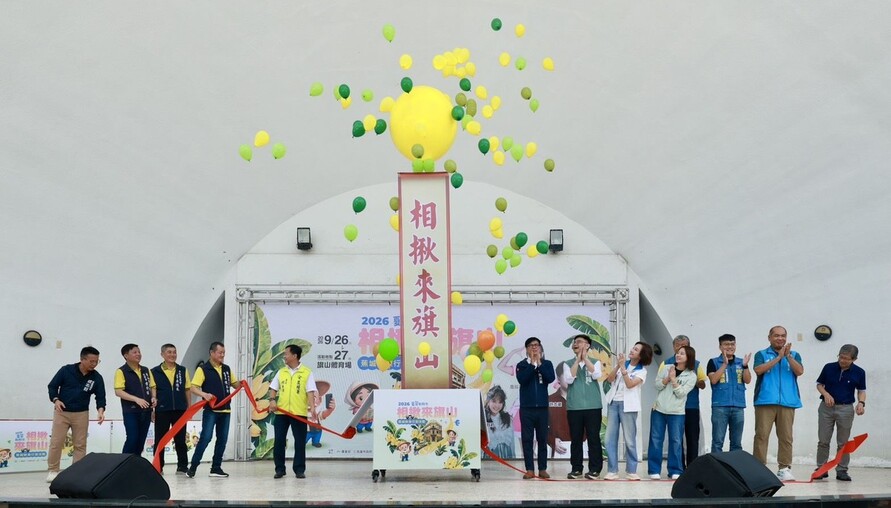 旗山×沖繩 國際食旅祭登場！陳其邁現做香蕉黑糖料理 現場民眾搶簽名