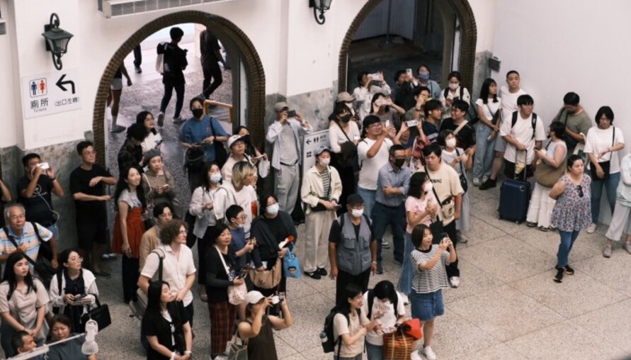 台南鐵路地下化即將通車！中秋夜火車站變身音樂舞台 黃偉哲與旅客共賞