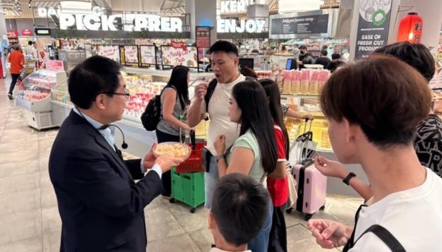 臺南文旦前進新加坡！黃偉哲聯手童振源大使 獅城試吃推廣掀起搶購熱潮