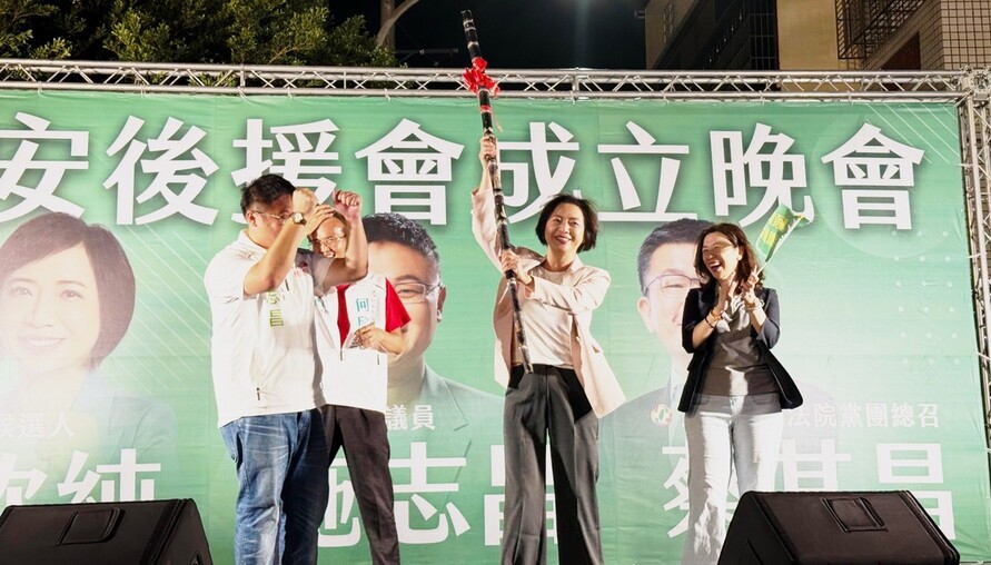 【何欣純大安後援會成立！獲贈甘蔗高舉過頭 誓言加速海線建設】