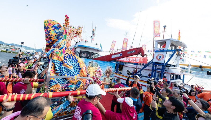 百船千人護駕！2026蘭陽媽祖文化節盛大啟航 海巡噴水驚現彩虹 信眾狂讚神蹟