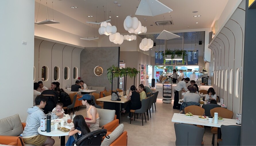 台中中央公園新亮點！航空主題餐飲「飛樂 Flyjoy」開幕 機器人送餐、兒童閱讀區超吸睛