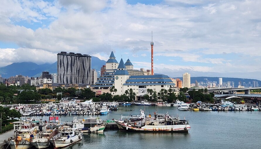 台灣人口老到撐不住！撒錢催生、開放移民仍難救　高房價、低薪、育兒重擔壓垮年輕家庭