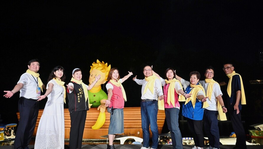 碧潭「小王子」地景展登場！19公尺巨型氣膜點燈 70艘發光天鵝船打造夢幻水岸