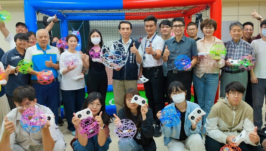 無人機也能踢足球！台中AI科技講座玩出新花樣　帶企業認識低空經濟新商機
