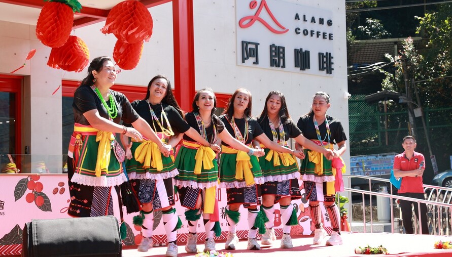 仁愛鄉高山咖啡新據點！「Alang阿朗咖啡」盛大開幕　許淑華體驗手沖：用一杯咖啡認識原鄉