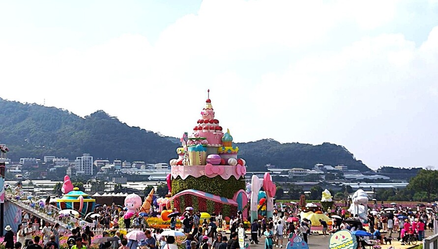 Hello Kitty現身新社花海！2026台中國際花毯節開幕　19公尺甜點城堡會旋轉、7位三麗鷗明星等你拍照
