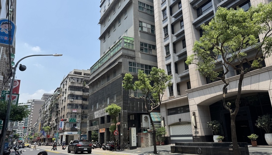 全台二手屋「10萬戶賣壓」炸鍋！建商狂推案、交屋潮殺到，現在該買還是該逃？