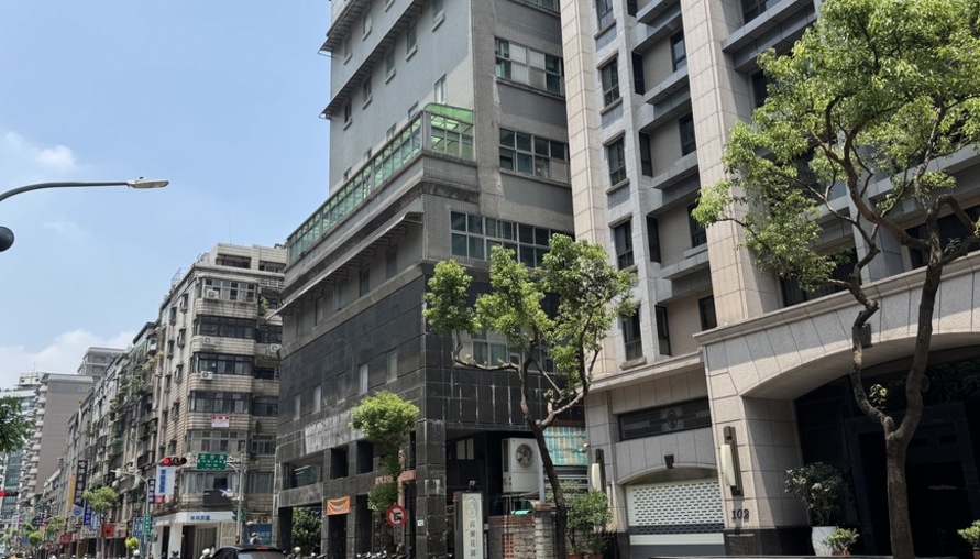 全台二手屋「10萬戶賣壓」炸鍋！建商狂推案、交屋潮殺到，現在該買還是該逃？