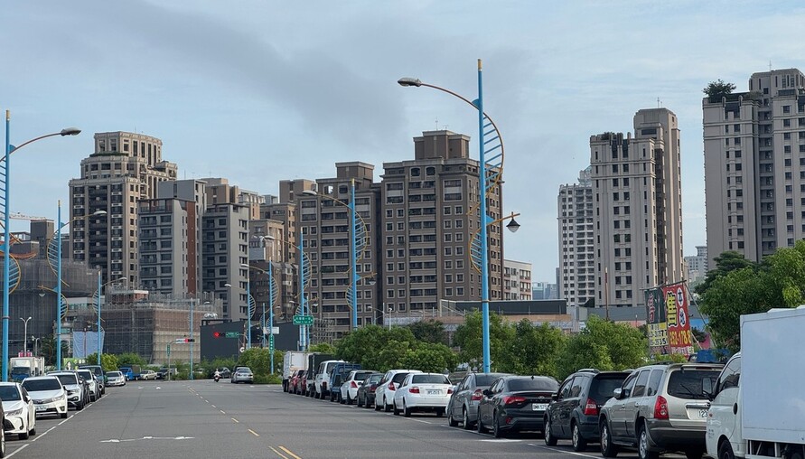 房市雙標亂象：為何政府嚴打房仲卻縱容建案廣告不實？