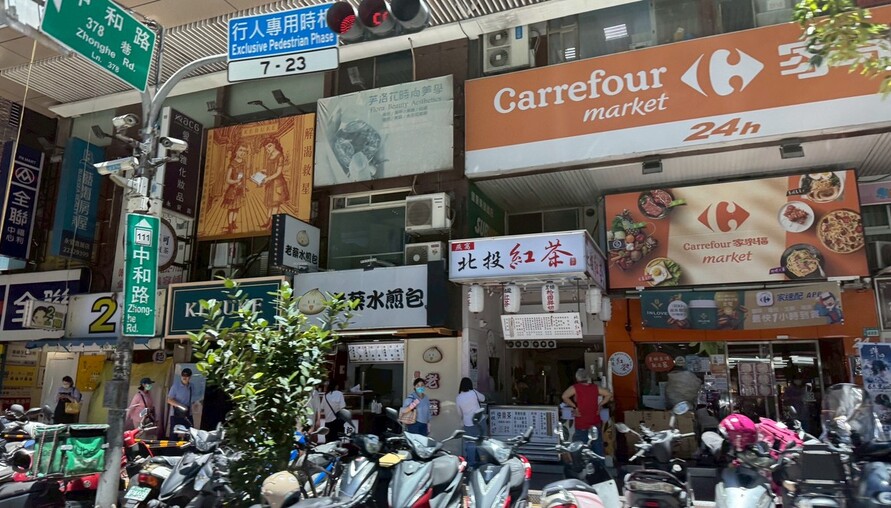 違規廣告拆不完！雙北年撕百萬張難治 民代籲『撕廣告換禮券』救市容