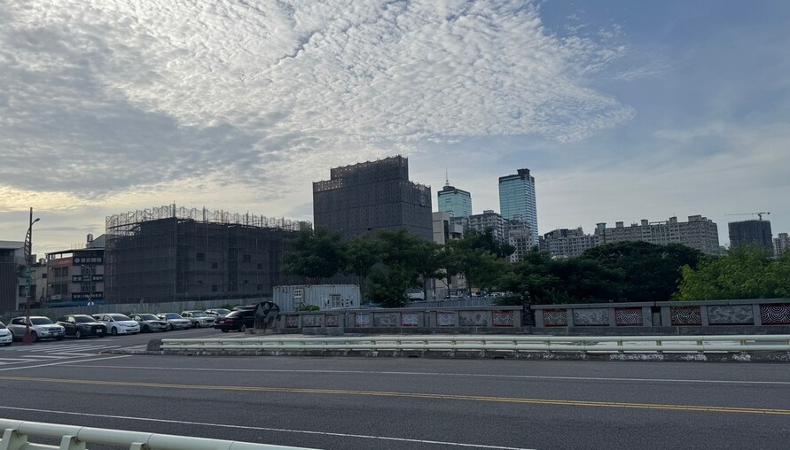 房市七月天 央行打房一年後：建商讓價、交易急凍、金融風險浮現