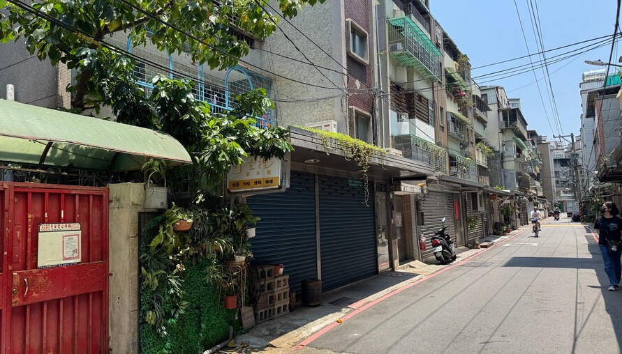 爬樓梯噩夢"逼退銀髮族！全台50萬戶無電梯公寓陷"高齡化危機