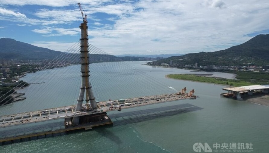 淡江大橋主橋塔即將完工 200公尺地標矗立淡水河口