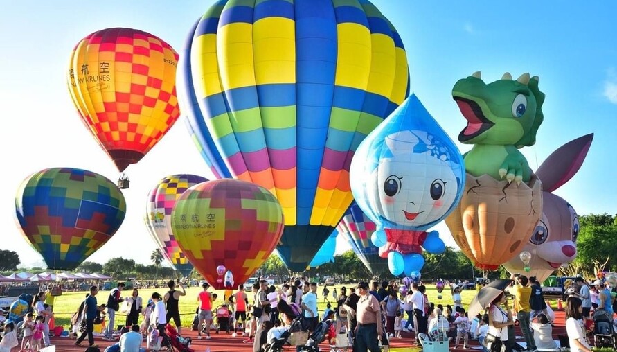 台中天空驚現巨型蜜柑狗狗！石岡熱氣球嘉年華8/29登場，15顆造型球飛躍山城