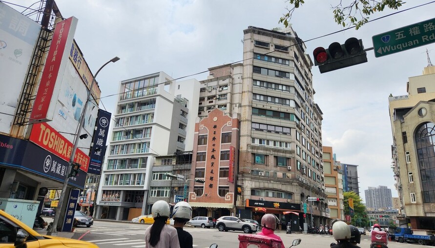 房市新矛盾：剛需族背房貸數十年，真成了「被收割的韭菜」嗎？