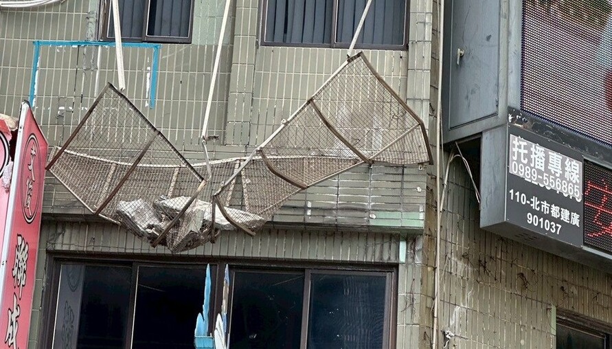 建管處嚴懲！大樓外牆磁磚掉落釀傷　從重裁罰30萬元並限期從速修復