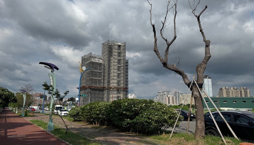 海景第一排牆壁「會流汗」電器狂報銷　住戶：這不是住的浪漫！ | M傳媒