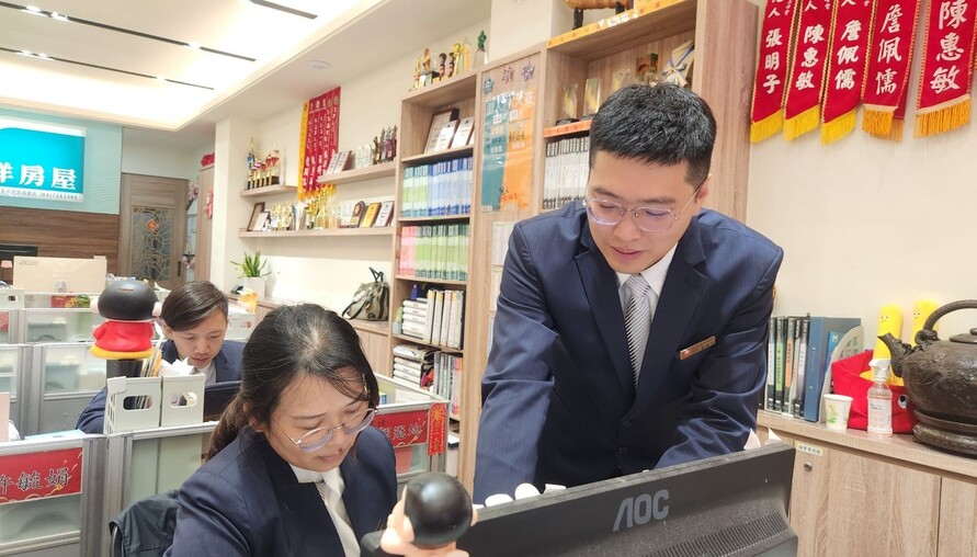 返鄉陪父母開啟第二人生！彰化青年梁尚文從補教跨行房仲：好的仲介能守護一個家庭 | M傳媒