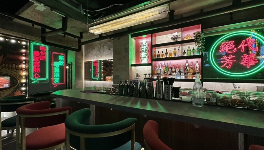 絕代芳華│在霓虹的縫隙裡，看見一座被重寫的香港│35坪