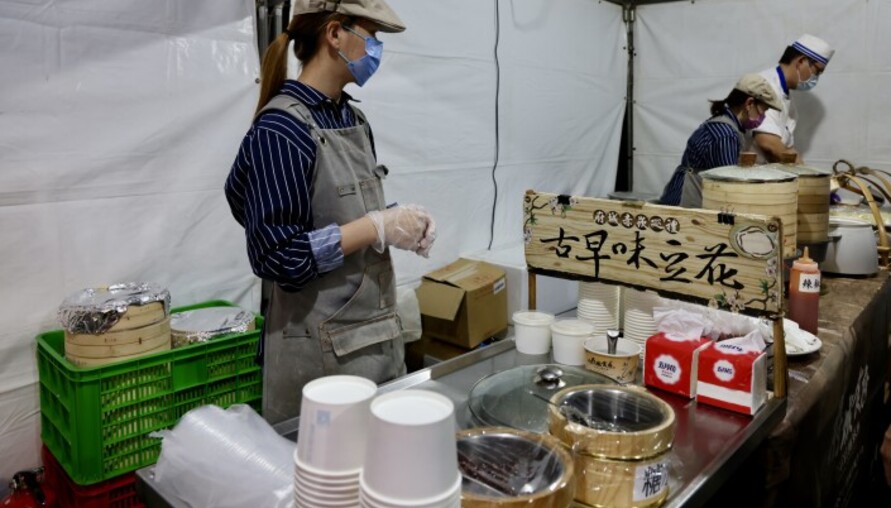 後台美食應援！ 黃偉哲用擔仔麵、水果糖葫蘆為耶誕演唱會藝人加油