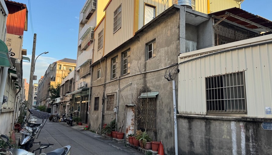 垂直隔離：近13萬獨居長者被困無電梯公寓，雙老危機鎖住一個世代 | M傳媒