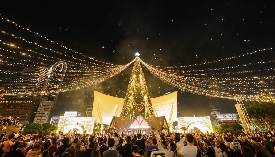 2025高雄聖誕生活節黃金週盛大登場！ 落日飛車、Gummy B點燃浪漫高潮 首日破10萬人齊聚中央公園 市府部署三倍警力強化戒備