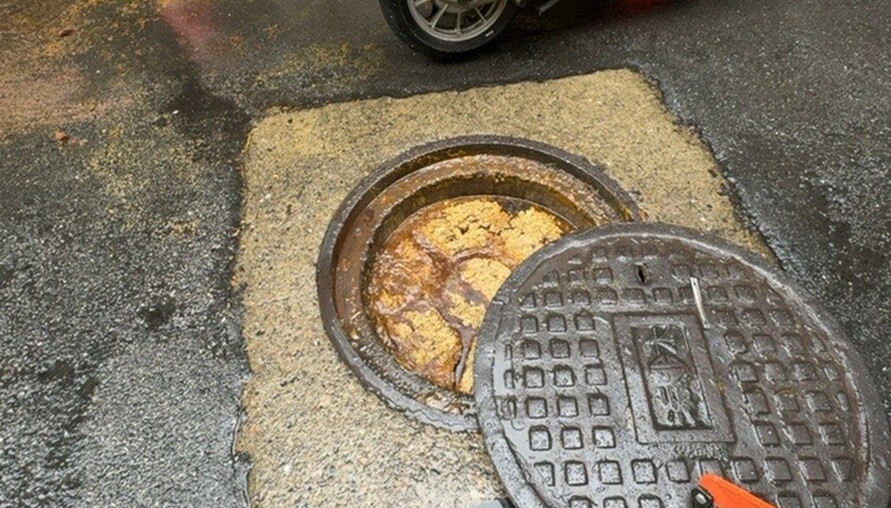 別將排水孔當垃圾桶！新北下水道排水堵塞「頭號主因」：油脂堆積