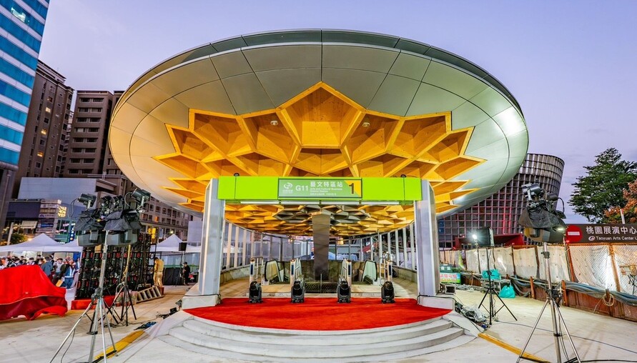 桃園捷運綠線G11正式送電點燈　張市長：朝115年通車目標再邁進一大步