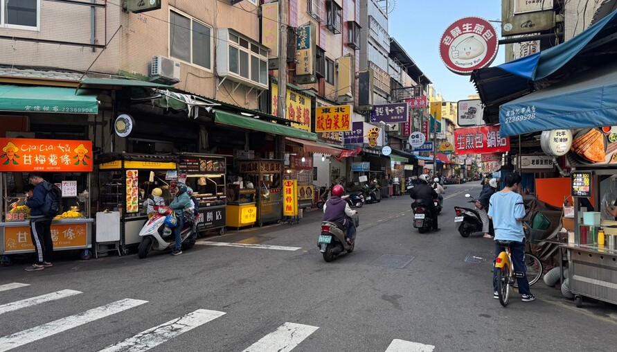 都更讓城市亮眼，但生活氣息正在消失 賣厝阿明：都市過度化拉遠人際距離，年輕人生活可能只剩外賣與AI | M傳媒