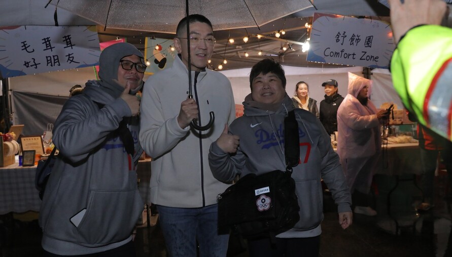 虎仔山煙火璀璨點亮港灣　船鳴、市集交織基隆最美跨年夜