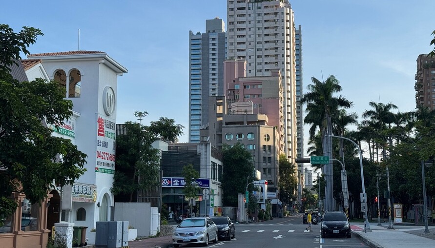 一隻腳泡熱水，一隻腳踩冰塊​​​​​​​ ！老公寓失守，豪宅區卻堅挺？ | M傳媒