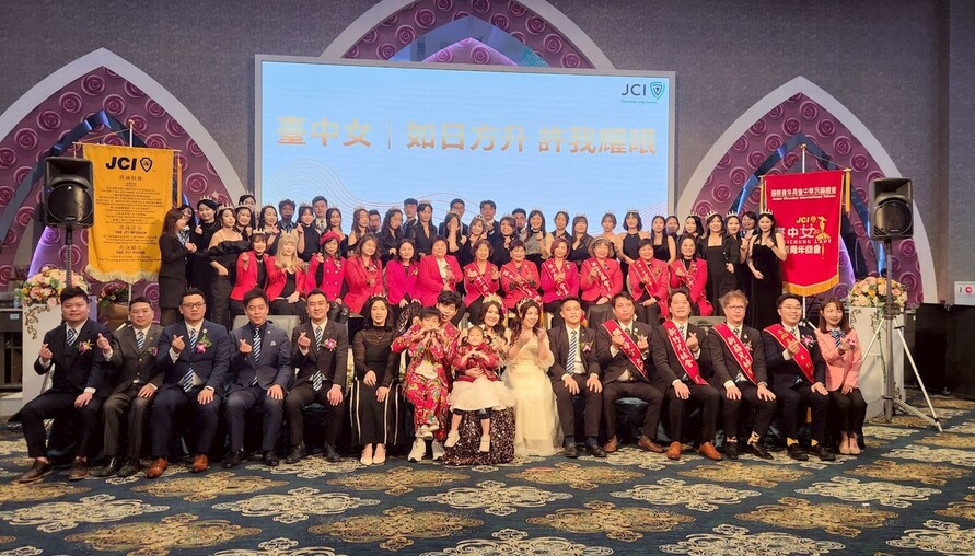 從手抖新秀到扛起傳承大旗！嚴意情以「創價、傳遞、奉獻」精神接棒臺中女青商會長