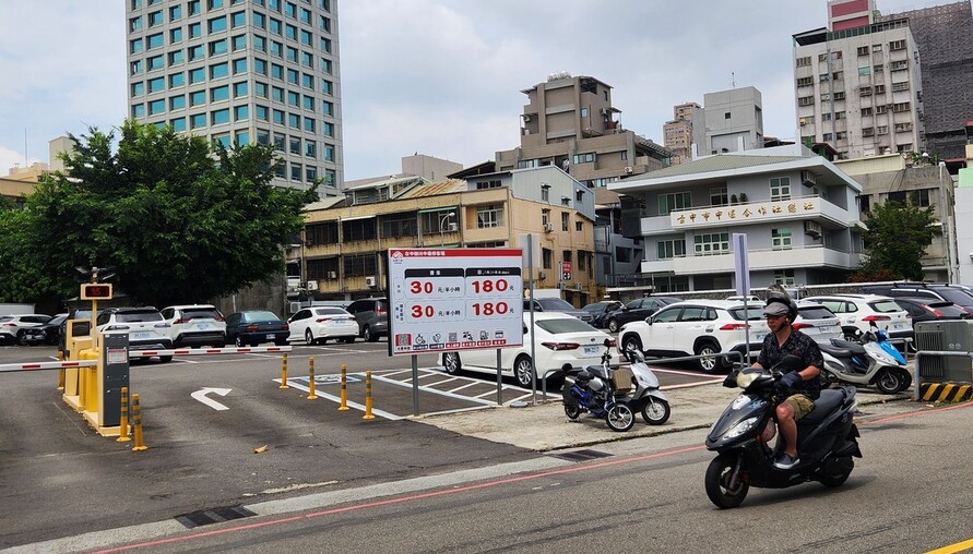 買車位比買車還難？這十年最猛的補漲，不是房價，而是你家樓下的車位！