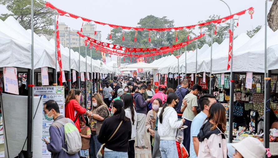 迎新春、辦年貨一次到位，嘉有好市集年貨大街熱鬧登場