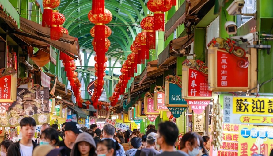 「2026高雄過好年」系列活動三鳳中街熱鬧開跑 首日發送「超人精神 一馬當先」開運小紅包向市民拜早年